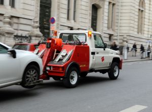 4x4-rouge-et-blanche-tractant-une-voiture-blanche-min